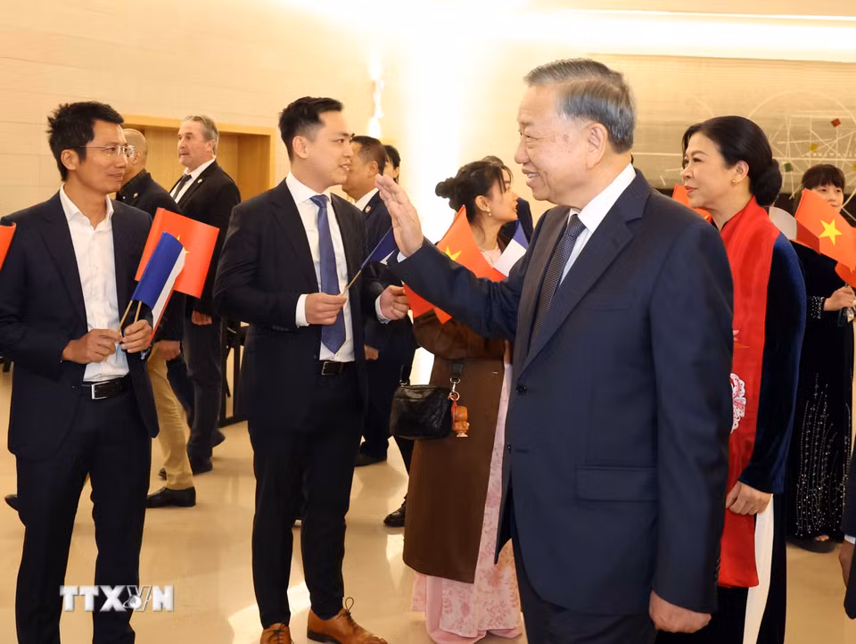 Cán bộ nhân viên đại sứ quán và cộng đồng người Việt Nam tại Pháp đón Tổng Bí thư, Chủ tịch nước Tô Lâm và Phu nhân. (Ảnh: Thống Nhất/TTXVN)