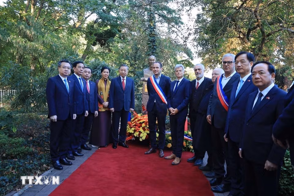 Tổng Bí thư, Chủ tịch nước Tô Lâm và các đại biểu chụp ảnh lưu niệm trước Tượng Chủ tịch Hồ Chí Minh ở thành phố Montreuil (Pháp). (Ảnh: TTXVN phát)