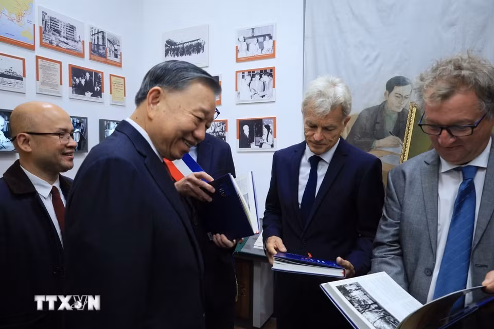 Tổng Bí thư, Chủ tịch nước Tô Lâm tham quan Không gian Hồ Chí Minh, nằm trong Bảo tàng Lịch sử sống ở ngay trung tâm của Công viên Montreau. (Ảnh: TTXVN phát)