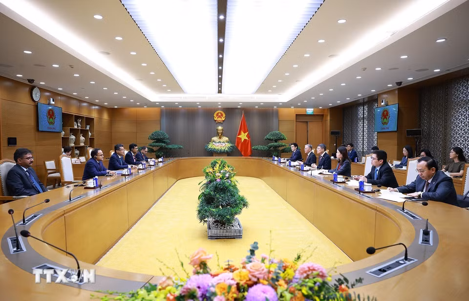 Thủ tướng Lê Minh Hưng tiếp Quốc vụ khanh phụ trách Ngoại giao Cộng hòa Ấn Độ Pabitra Margherita. (Ảnh: Dương Giang/TTXVN)