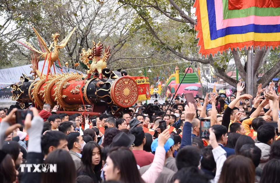 Ngày 1/2/2025 (mùng 4 Tết), phường Đồng Kỵ, thành phố Từ Sơn, tỉnh Bắc Ninh tổ chức Lễ hội rước pháo Đồng Kỵ Xuân Ất Tỵ 2025, thu hút hàng nghìn người dân và du khách. (Ảnh: Thanh Thương/TTXVN)
