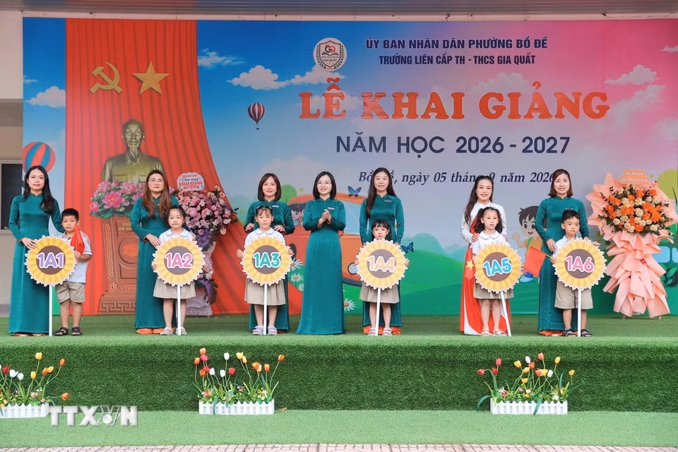 Lễ đón học sinh lớp 1 tại điểm trường tiểu học, trường liên cấp Tiểu học-Trung học cơ sở Gia Quất (Hà Nội). (Ảnh: Minh Quyết-TTXVN)