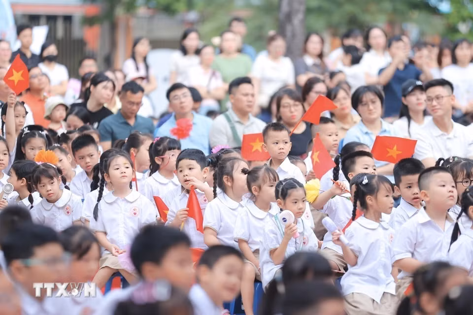 Học sinh đến khai giảng tại điểm trường Trường liên cấp Tiểu học-Trung học cơ sở Gia Quất (Hà Nội). (Ảnh: Minh Quyết/TTXVN)