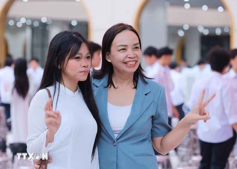 Phụ huynh và học sinh Trường THPT Việt Đức (Hà Nội) lưu lại kỷ niệm trong ngày đầu tiên của năm học mới 2026-2027. (Ảnh: Hoàng Hiếu/TTXVN)