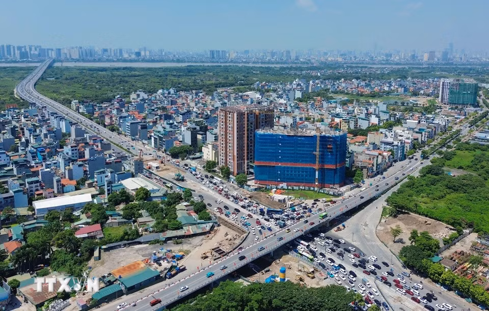 Nút giao Đàm Quang Trung-Cổ Linh hướng lên cầu Vĩnh Tuy về trung tâm xe đông, di chuyển chậm. (Ảnh: Phan Phương/TTXVN)
