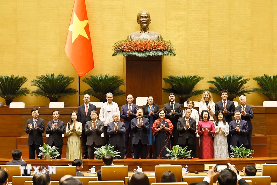 Chủ tịch Quốc hội Trần Thanh Mẫn với thành viên Tổ chức Nghị sỹ hữu nghị Việt Nam của Quốc hội khóa XVI và đại biểu quốc tế. (Ảnh: Doãn Tấn/TTXVN)