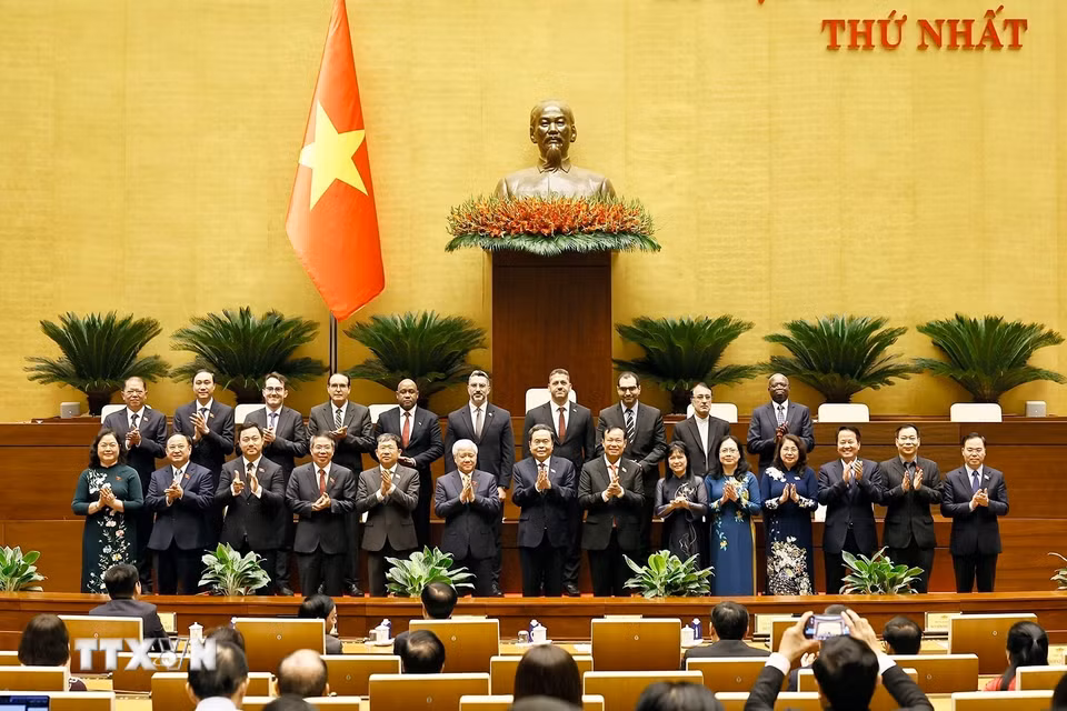 Chủ tịch Quốc hội Trần Thanh Mẫn với thành viên Tổ chức Nghị sỹ hữu nghị Việt Nam của Quốc hội khóa XVI và đại biểu quốc tế. (Ảnh: Doãn Tấn/TTXVN)