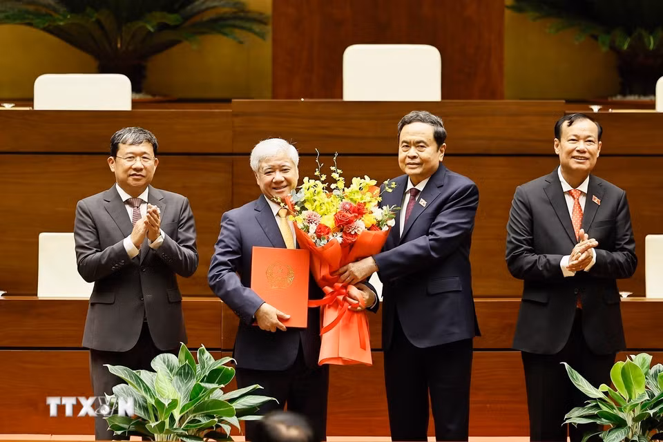 Ủy viên Bộ Chính trị, Chủ tịch Quốc hội Trần Thanh Mẫn trao Nghị quyết và tặng hoa chúc mừng đồng chí Đỗ Văn Chiến, Ủy viên Bộ Chính trị, Phó Chủ tịch Thường trực Quốc hội, Chủ tịch Tổ chức Nghị sỹ hữu nghị Việt Nam của Quốc hội khóa XVI. (Ảnh: Doãn Tấn/TTXVN)