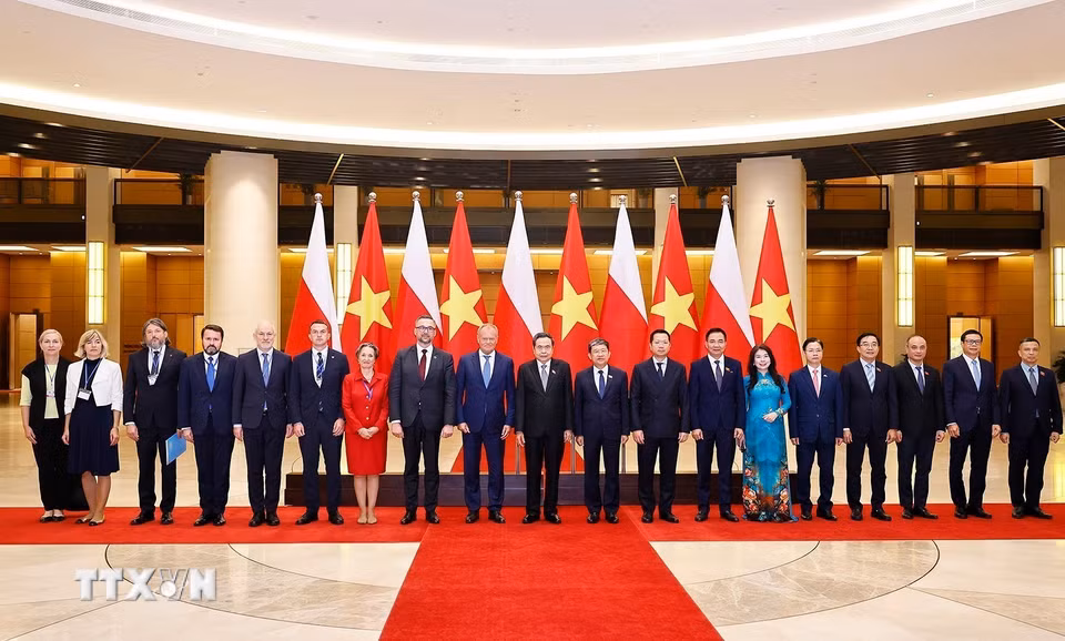 Chủ tịch Quốc hội Trần Thanh Mẫn và Thủ tướng Ba Lan Donald Tusk chụp ảnh lưu niệm với đại biểu. (Ảnh: Doãn Tấn/TTXVN)