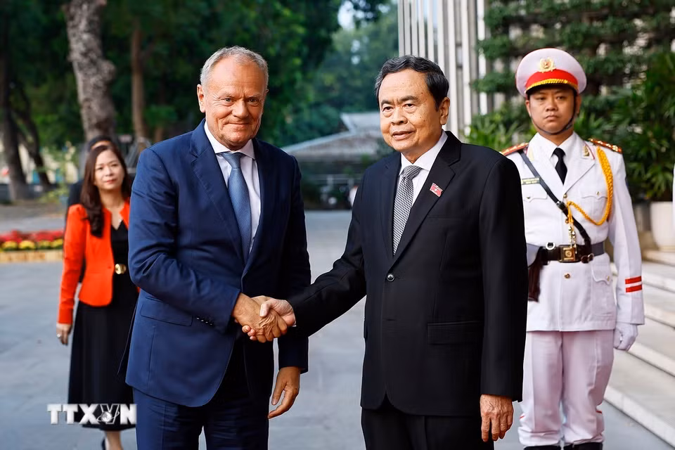 Chủ tịch Quốc hội Trần Thanh Mẫn đón Thủ tướng Ba Lan Donald Tusk. (Ảnh: Doãn Tấn/TTXVN)