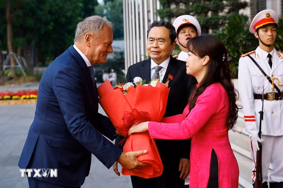 Chủ tịch Quốc hội Trần Thanh Mẫn đón Thủ tướng Ba Lan Donald Tusk. (Ảnh: Doãn Tấn/TTXVN)