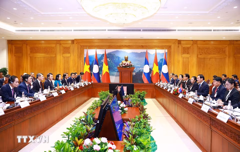 Thủ tướng Lê Minh Hưng hội kiến Chủ tịch Quốc hội Lào Sonexay Siphandone. (Ảnh: Dương Giang/TTXVN)