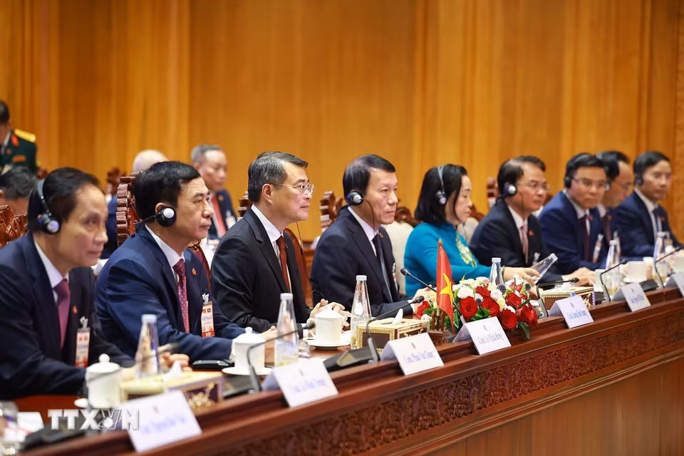 Thủ tướng Lê Minh Hưng hội kiến Chủ tịch Quốc hội Lào Sonexay Siphandone. (Ảnh: Dương Giang/TTXVN)