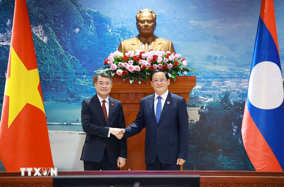 Thủ tướng Lê Minh Hưng hội kiến Chủ tịch Quốc hội Lào Sonexay Siphandone. (Ảnh: Dương Giang/TTXVN)