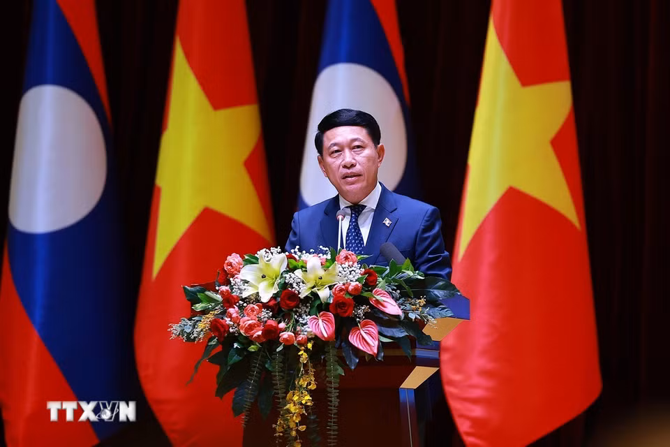 Thủ tướng Lào Saleumxay Kommasith phát biểu tại Hội nghị Xúc tiến đầu tư Việt Nam-Lào. (Ảnh: Dương Giang/TTXVN)