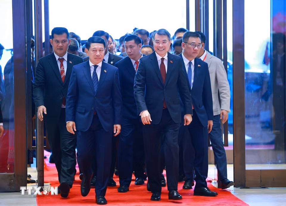 Thủ tướng Lê Minh Hưng và Thủ tướng Lào Saleumxay Kommasith đến Hội nghị Xúc tiến đầu tư Việt Nam-Lào. (Ảnh: Dương Giang/TTXVN)