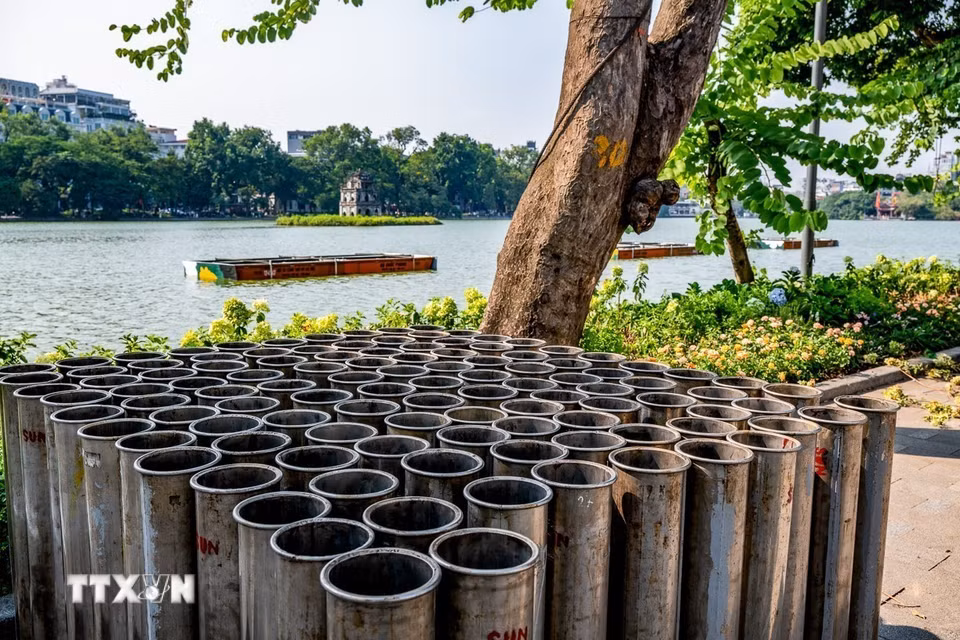 Các ống phóng pháo hoa được tập kết bên hồ Hoàn Kiếm, sẵn sàng phục vụ công tác lắp đặt trận địa bắn pháo hoa kỷ niệm 72 năm Ngày Giải phóng Thủ đô. (Ảnh: TTXVN phát)