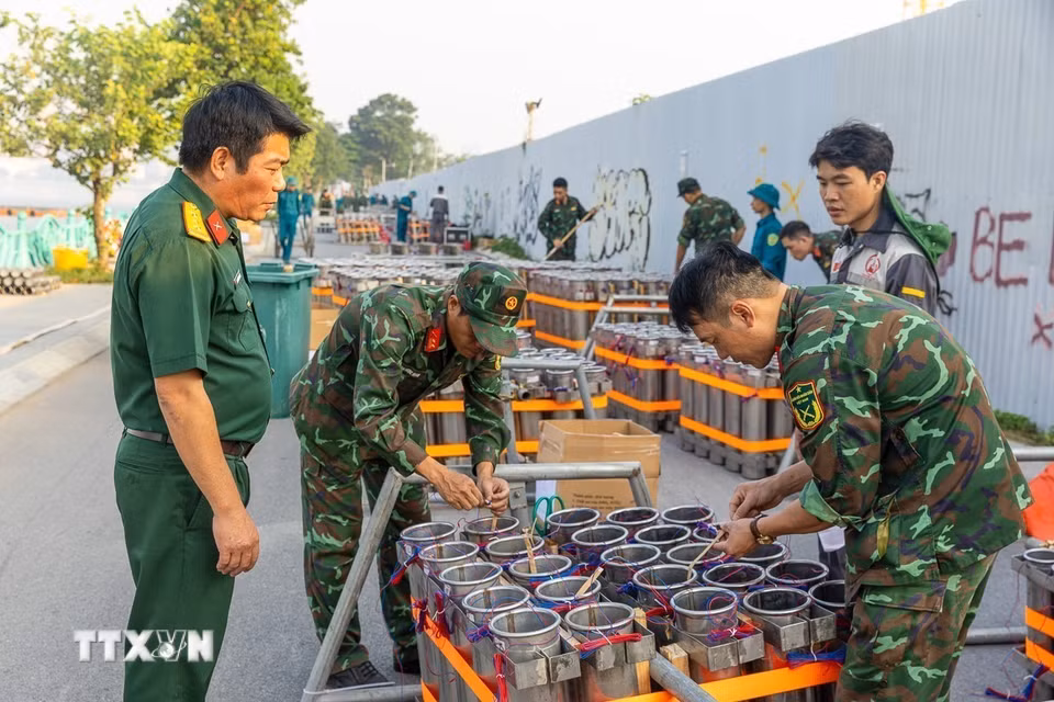 Cán bộ, chiến sỹ kiểm tra, lắp đặt các giàn pháo hoa tại trận địa, chuẩn bị cho chương trình bắn pháo hoa tối 10/10/2026. (Ảnh: TTXVN phát)