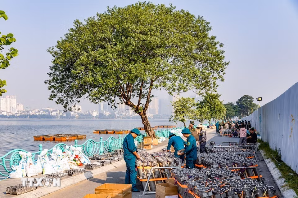 Các lực lượng khẩn trương lắp đặt hệ thống giàn pháo hoa tại khu vực ven hồ Tây, chuẩn bị cho chương trình bắn pháo hoa tối 10/10/2026. (Ảnh: TTXVN phát)