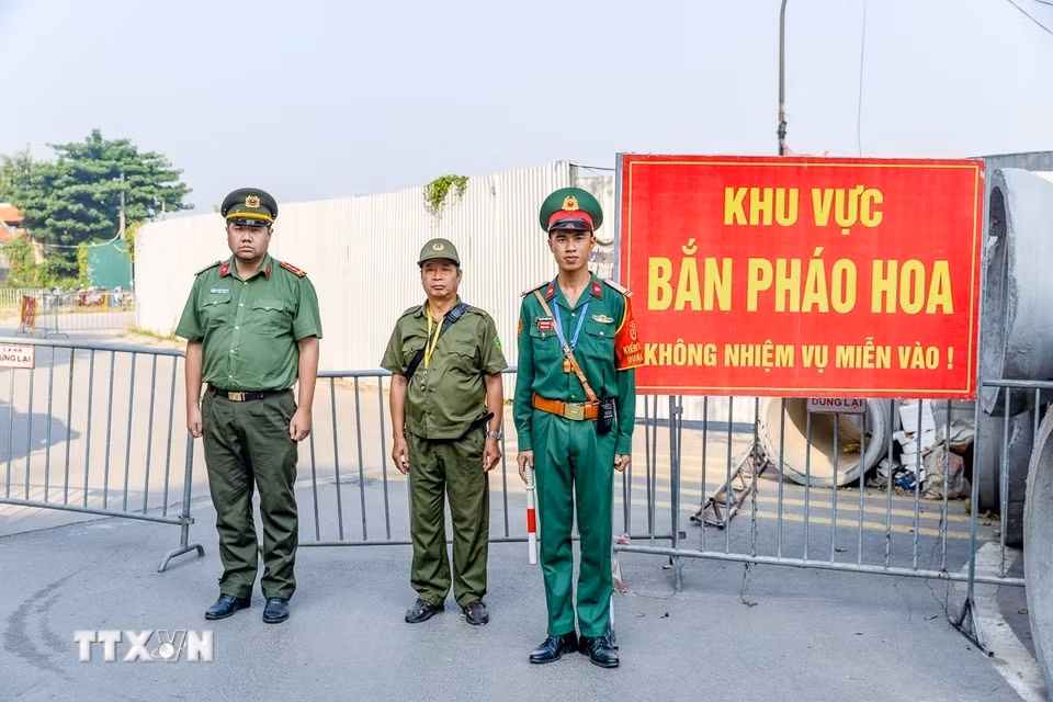 Lực lượng chức năng tổ chức bảo vệ, kiểm soát khu vực trận địa pháo hoa, bảo đảm an ninh, an toàn trong quá trình chuẩn bị chương trình kỷ niệm 72 năm Ngày Giải phóng Thủ đô. (Ảnh: TTXVN phát)