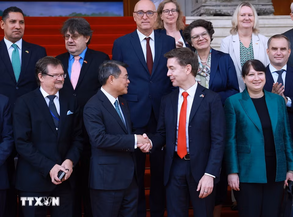 Thủ tướng Lê Minh Hưng với các Đại sứ, đại biện phái đoàn Liên minh châu Âu và các nước thành viên EU tại Việt Nam. (Ảnh: Dương Giang/TTXVN)
