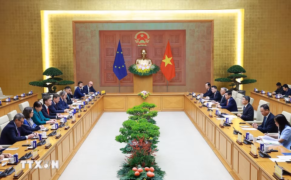 Thủ tướng Lê Minh Hưng tiếp các Đại sứ, đại biện phái đoàn Liên minh châu Âu và các nước thành viên EU tại Việt Nam. (Ảnh: Dương Giang/TTXVN)