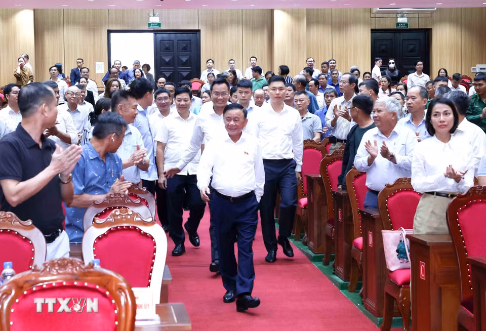 Thường trực Ban Bí thư Trần Cẩm Tú tiếp xúc cử tri thành phố Đà Nẵng. (Ảnh: Phương Hoa/TTXVN)