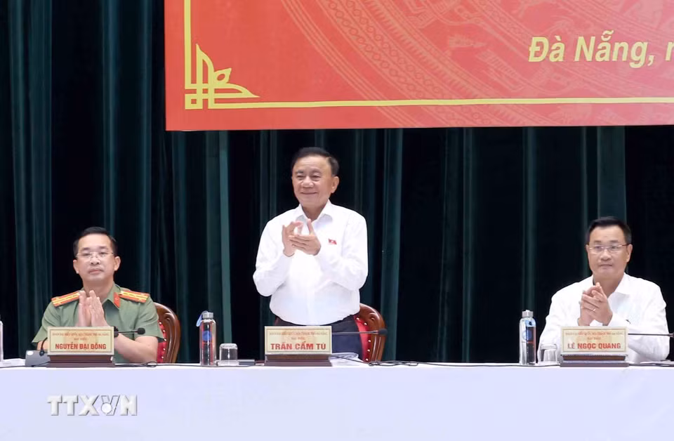 Thường trực Ban Bí thư Trần Cẩm Tú tiếp xúc cử tri tại thành phố Đà Nẵng. (Ảnh: Phương Hoa/TTXVN)
