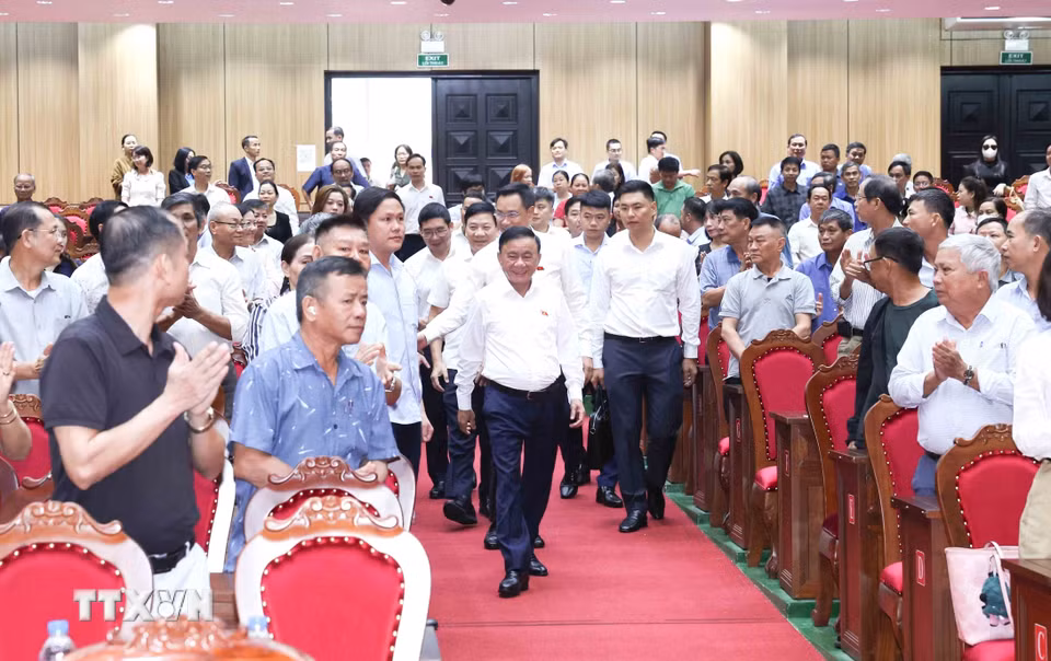 Thường trực Ban Bí thư Trần Cẩm Tú tiếp xúc cử tri thành phố Đà Nẵng. (Ảnh: Phương Hoa/TTXVN)