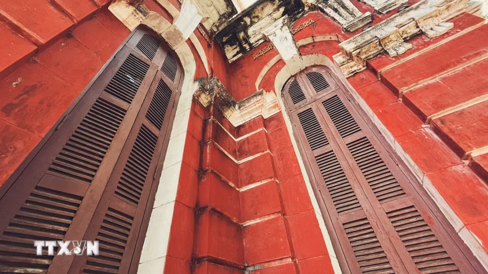 Đậm phong cách kiến trúc Đông Dương, ngôi trường nổi bật với sắc đỏ trầm ấm, những dãy nhà cổ kính, hệ thống cửa vòm. (Ảnh: Văn Dũng/TTXVN)