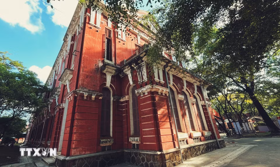 Qua thời gian, công trình vẫn giữ được nét cổ kính, trở thành một phần của di sản đô thị Huế. (Ảnh: Văn Dũng/TTXVN)