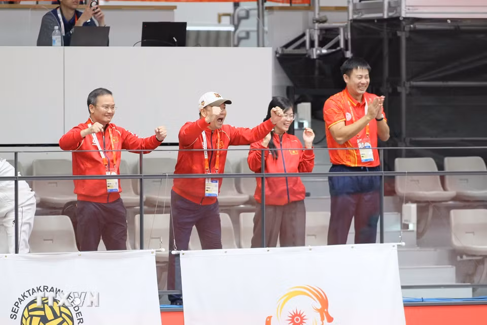 Trưởng đoàn thể thao Việt Nam và ban huấn luyện vui mừng với chiến thắng của đội tuyển cầu mây nữ Việt Nam. (Ảnh: TTXVN phát)