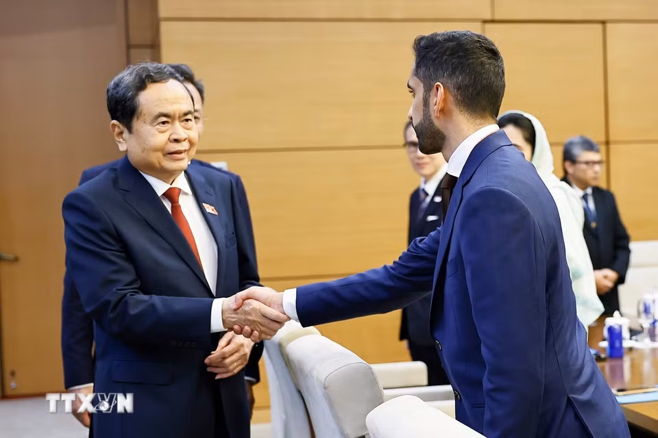 Chủ tịch Quốc hội Trần Thanh Mẫn với đại biểu. (Ảnh: Doãn Tấn/TTXVN)