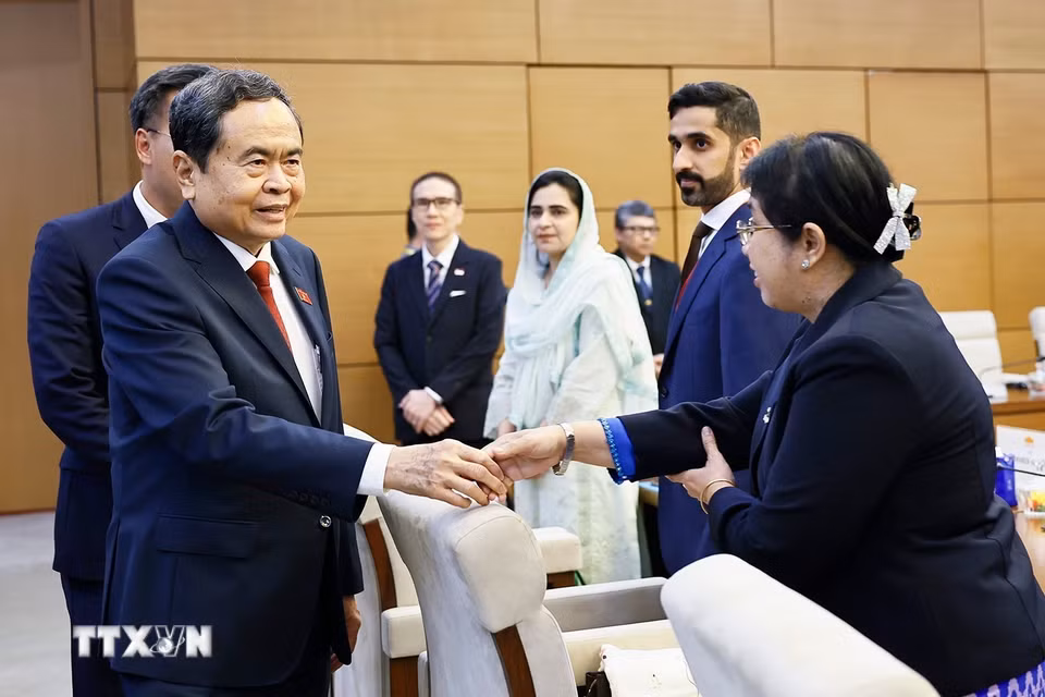 Chủ tịch Quốc hội Trần Thanh Mẫn với đại biểu. (Ảnh: Doãn Tấn/TTXVN)