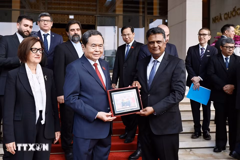 Chủ tịch Quốc hội Trần Thanh Mẫn tặng ảnh Chủ tịch Tổ chức các Cơ quan Kiểm toán tối cao Châu Á (ASOSAI), Tổng Kiểm toán và Kiểm soát Ấn Độ K.Sanjay Murthy. (Ảnh: Doãn Tấn/TTXVN)