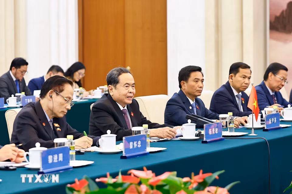 Chủ tịch Quốc hội Trần Thanh Mẫn và thành viên đoàn cấp cao Việt Nam tại cuộc hội kiến Chủ tịch Chính hiệp toàn quốc Trung Quốc Vương Hộ Ninh. (Ảnh: Doãn Tấn/TTXVN)