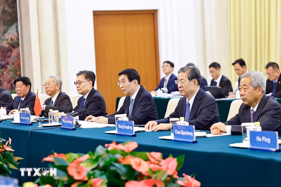 Chủ tịch Chính hiệp toàn quốc Trung Quốc Vương Hộ Ninh phát biểu tại cuộc hội kiến Chủ tịch Quốc hội Trần Thanh Mẫn. (Ảnh: Doãn Tấn/TTXVN)