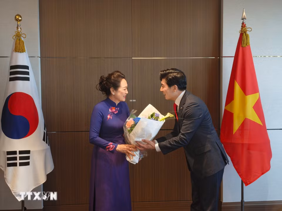 Chủ tịch Hiệp hội phát triển văn hóa Hàn Quốc Samuel Chung tặng hoa Phu nhân Nguyễn Thị Thanh Nga. (Ảnh: Đào Lâm/TTXVN)