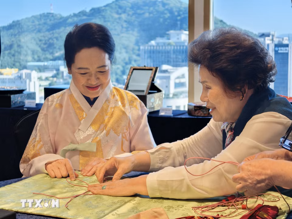 Phu nhân Nguyễn Thị Thanh Nga trải nghiệm nghệ thuật thắt nút chỉ Hàn Quốc. (Ảnh: Đào Lâm/TTXVN)