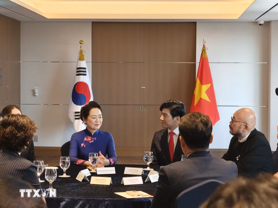 Phu nhân Nguyễn Thị Thanh Nga tiếp các Chủ tịch hiệp hội văn hóa, doanh nghiệp Hàn Quốc. (Ảnh: Đào Lâm/TTXVN)