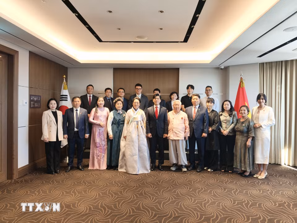 Phu nhân Nguyễn Thị Thanh Nga chụp ảnh cùng Chủ tịch các hiệp hội, doanh nghiệp Hàn Quốc. (Ảnh: Đào Lâm/TTXVN)