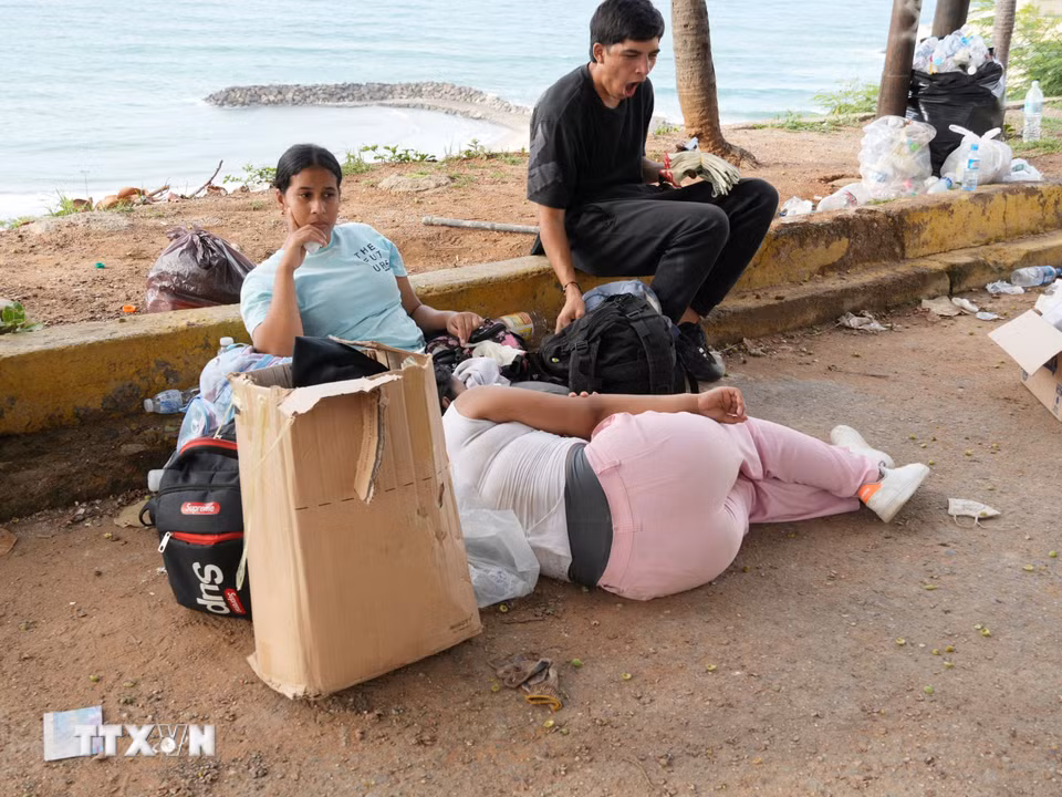 Người thân chờ đợi tin tức của người thân bị mất tích bên bờ biển khu vực La Playa, bang La Guaira, Venezuela. (Ảnh: Phi Hùng/TTXVN)