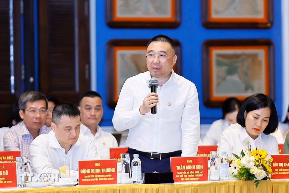 Phó Chủ tịch Thường trực HĐQT Tập đoàn Sun Group Trần Minh Sơn phát biểu tại cuộc làm việc với Lãnh đạo tỉnh An Giang. (Ảnh: Doãn Tấn/TTXVN)