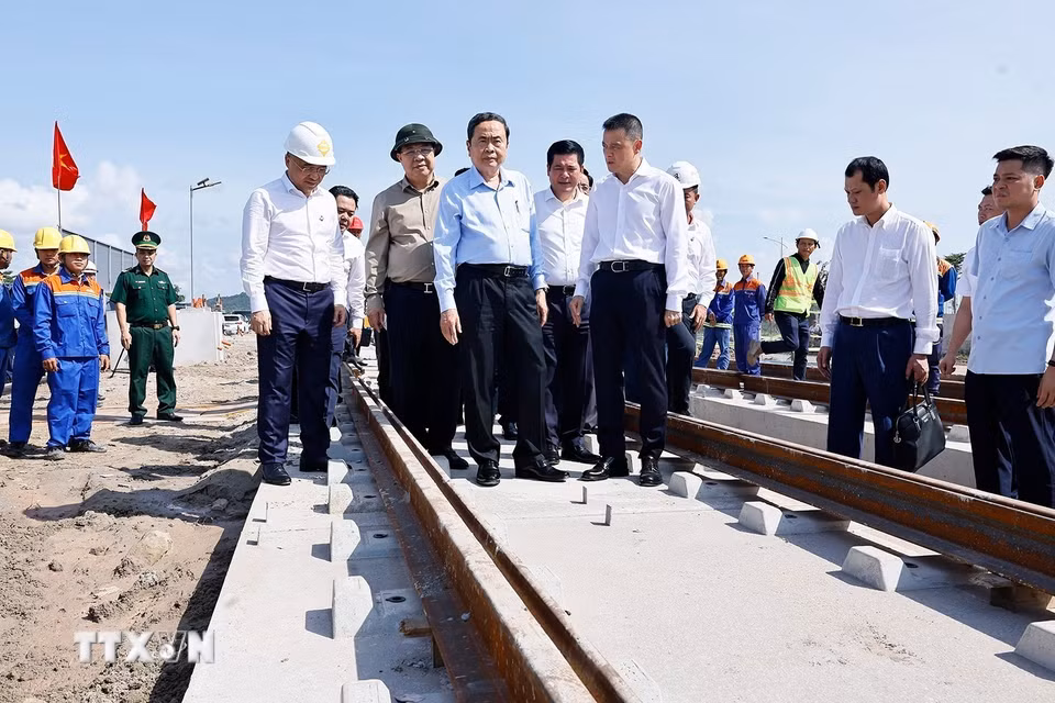 Chủ tịch Quốc hội Trần Thanh Mẫn cùng Đoàn công tác đến kiểm tra Dự án đường tỉnh ĐT.975 và Dự án Tuyến tàu điện đô thị đoạn 1. (Ảnh: Doãn Tấn/TTXVN)