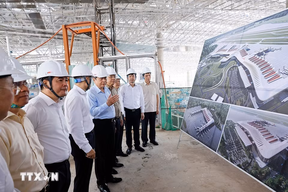 Chủ tịch Quốc hội Trần Thanh Mẫn đến kiểm tra Dự án đầu tư mở rộng Cảng hàng không quốc tế Phú Quốc. (Ảnh: Doãn Tấn/TTXVN)