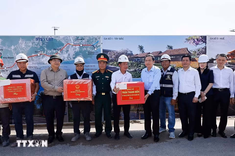 Chủ tịch Quốc hội Trần Thanh Mẫn cùng Đoàn công tác tặng quà đơn vị thi công Dự án đường tỉnh ĐT.975 và Dự án Tuyến tàu điện đô thị đoạn 1. (Ảnh: Doãn Tấn/TTXVN)