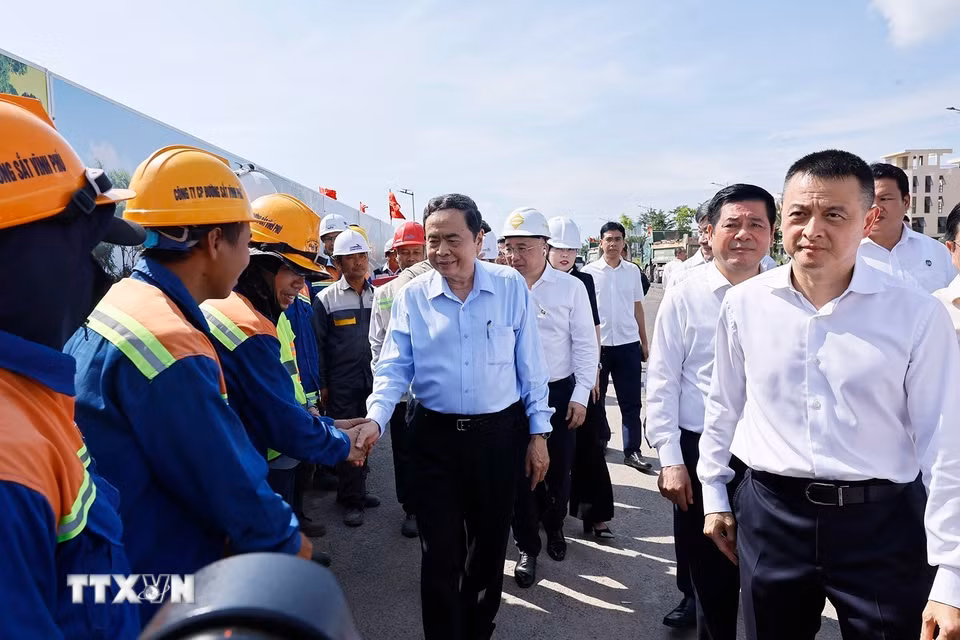 Chủ tịch Quốc hội Trần Thanh Mẫn cùng Đoàn công tác đến kiểm tra Dự án đường tỉnh ĐT.975 và Dự án Tuyến tàu điện đô thị đoạn 1. (Ảnh: Doãn Tấn/TTXVN)