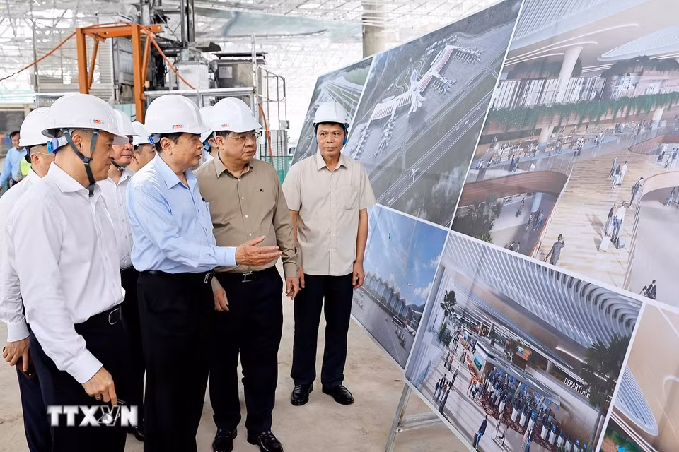 Chủ tịch Quốc hội Trần Thanh Mẫn đến kiểm tra Dự án đầu tư mở rộng Cảng hàng không quốc tế Phú Quốc. (Ảnh: Doãn Tấn/TTXVN)