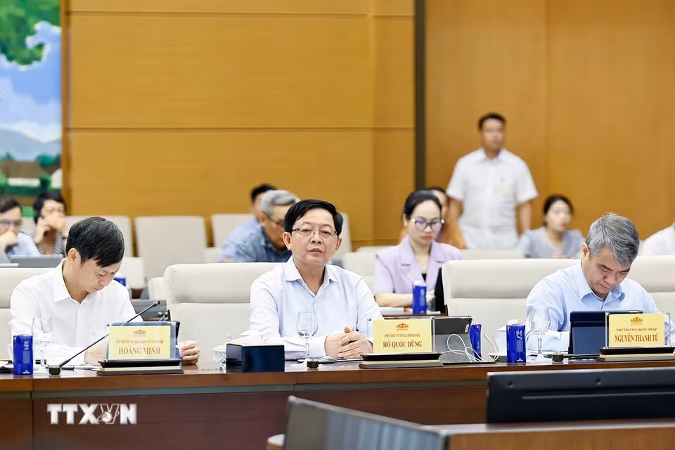 Phó Thủ tướng Chính phủ Hồ Quốc Dũng dự phiên họp. (Ảnh: Doãn Tấn/TTXVN)