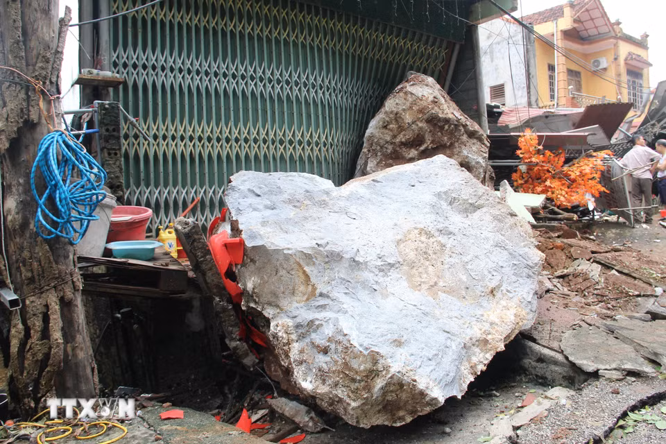 Nhiều khối đá có kích thước lớn lăn vào nhà dân. (Ảnh: TTXVN phát)